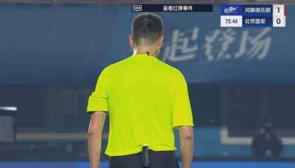 pg电子榜单-王刚无球状态下击打卡多索面部，主裁判看过VAR后处以黄牌警告