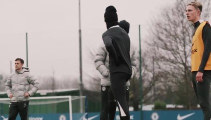 首训！切尔西新帅罗塞尼尔首次带队训练，激情呼喊+与球员搭肩