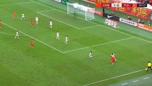 pg电子TOP10-这球场不是新的么，草皮是啥时候铺的，咋一踩一个坑